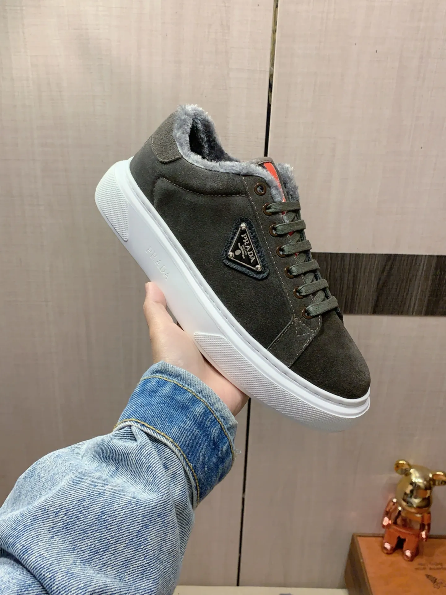 Warm new model: Factory price: 460💰💰🎩🎩[Lightning][Lightning] "Prada Men's Shoes💰pRADA*" The latest and most popular casual shoes, top brand [seduce] luxury~purchase, top~quality. [Strong] The upper is made of imported breathable anti-wear material ➕ Breathable simulated fur feet (•) with fine workmanship. The original stylish and stylish soft rubber wear-resistant and non-slip outsole is light and comfortable on the feet. The real thing looks better when photographed in person. 0186: code: 38-44, 4️⃣ colors selected